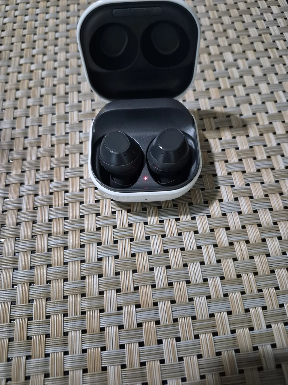 Samsung White Wireless Earbuds Case BLACK